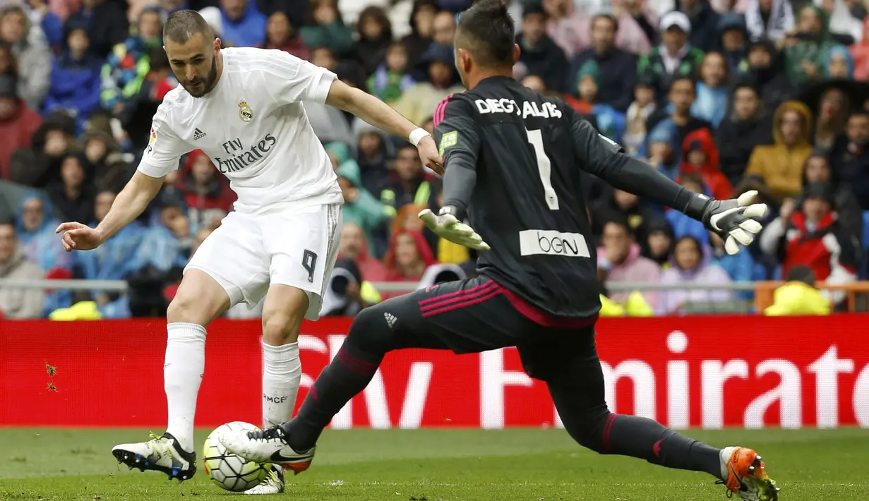Pemain Real Madrid, Karim Benzema (kiri) mencetak satu gol saat Real Madrid menang atas Valencia  pada lanjutan La Liga Spanyol pekan ke-37 di Stadion Santiago Barnebeu, (8/5/2016). (REUTERS/Paul Hanna)