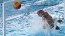 Penjaga gawang Polo Air Putra Indonesia, Novian Dwi Putra gagal menahan bola dari atlet Polo Air Putra Korea Selatan pada pertandingan babak semifinal putra peringkat 5 - 8 besar di Akuatik Center, Jakarta, Jumat (31/8).(Liputan6.com/Fery Pradolo)