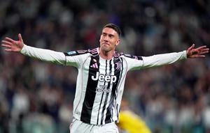 Dusan Vlahovic dari Juventus merayakan gol yang mengubah skor jadi 2-0 dalam pertandingan Serie A antara Juventus dan Udinese di Allianz Stadium, Minggu, 18 Mei 2025. (Spada/LaPresse via AP)