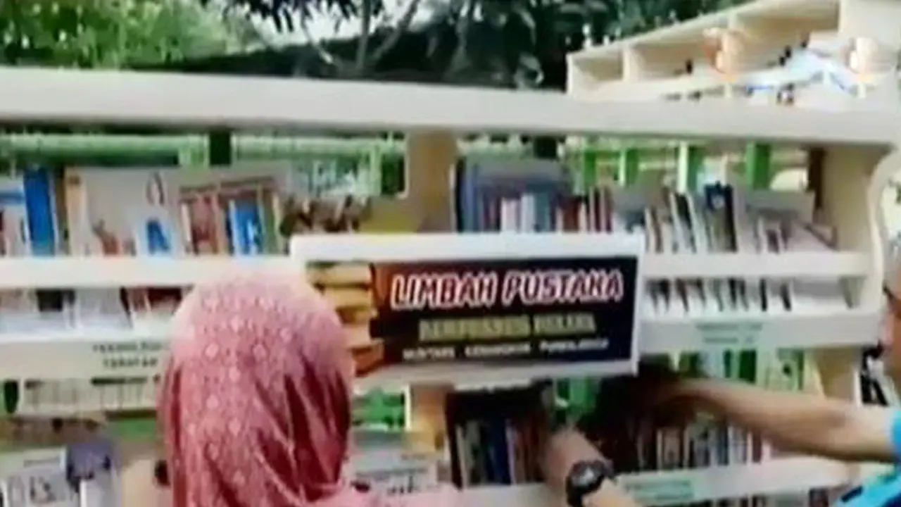 Limbah Plastik Gantikan Uang untuk Sewa Buku 