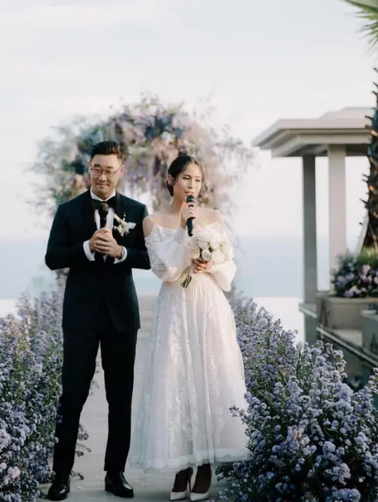 Maudy Ayunda tampil elegan mengenakan gaun pernikah putih off shoulder dengan aksen lengan balon berbordir indah dari Hian Tjen. [@maudyayunda]