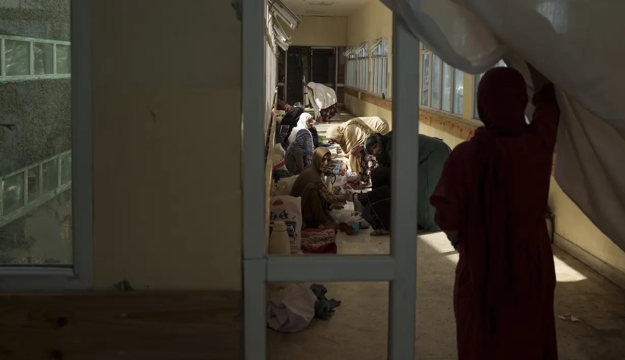 Keluarga duduk di lorong, menunggu kabar anak-anak yang menjalani perawatan di Rumah Sakit Anak Indira Gandhi di Kabul, Selasa (5/10/2021). UNICEF menyebut hampir dua juta anak-anak Afghanistan berisiko kekurangan gizi karena kemiskinan akut di tengah lonjakan harga bahan makanan. (AP/Felipe Dana)