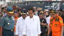 Presiden RI, Joko Widodo (kedua kanan) bersama Menhub Budi Karya Sumadi dan KaBasarnas Marsdya M Syaugi melihat barang yang diduga milik penumpang pesawat Lion Air JT 610 di Pelabuhan JICT 2, Jakarta, Selasa (30/10). (Liputan6.com/Helmi Fithriansyah)