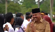 Bupati Kutai Kartanegara Edi Damansyah memberikan selamat kepada 2.300 ASN lewat formasi PPPK yang mendapat SK, Senin (9/9/2024). (foto:istimewa)