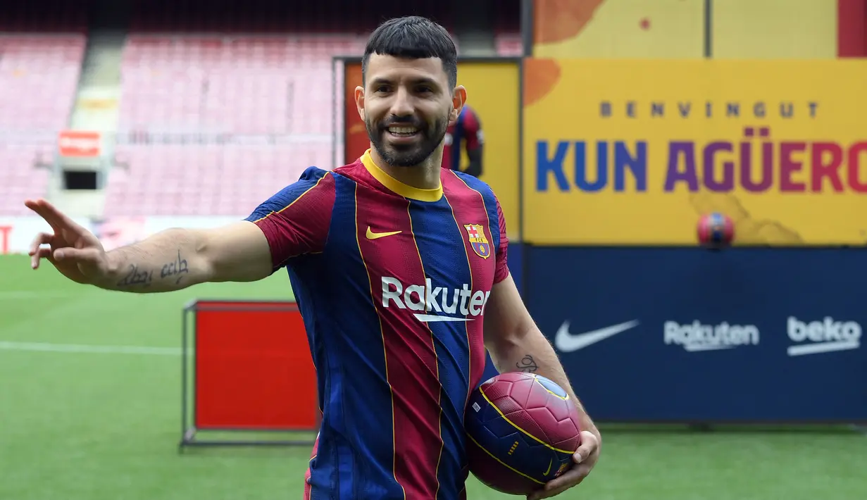 Sergio Aguero. Sahabat dekat Lionel Messi di Timnas Argentina ini sangat layak mewarisi nomor 10 yang ditinggal La Pulga. Meski baru bergabung musim ini, Aguero telah terbiasa dengan nomor 10 di beberapa klubnya dahulu, seperti Manchester City dan Atletico Madrid. (Foto: AFP/Lluis Gene)