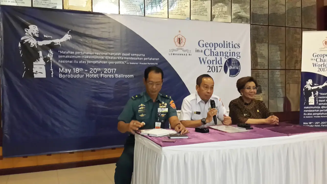 Gubernur Lemhannas Letjen (Purn) Agus Widjojo (tengah) saat memimpin konferensi pers jelang Jakarta Geopolitical Forum 2017 (Rizki Akbar Hasan/Liputan6.com)