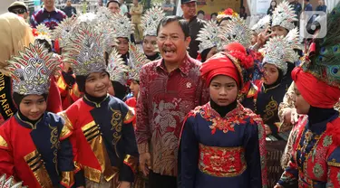 Menteri Kesehatan, Terawan Agus Putranto (tengah) berbincang dengan pelajar dalam peringatan Hari Gizi Nasional ke-60 di halaman Gedung Kementerian Kesehatan, Jakarta, Selasa (28/1/2020). Kegiatan tersebut mengangkat tema Gizi Optimal Untuk Generasi Milenial. (Liputan6.com/Angga Yuniar)