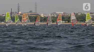 Sejumlah atlet layar beradu kecepatan saat mengikuti pertandingan Jakarta International Sailing Championship 2024 di area Symphony of The Sea, Ancol, Jumat (26/7/2024). (Liputan6.com/Angga Yuniar)