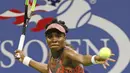 Petenis Amerika Serikat, Venus Williams, saat pertandingan melawan petenis Ceko, Petra Kvitova, pada turnamen AS Terbuka di New York, Rabu (6/9/2017). Venus Williams menang 6-3, 3-6, 7-6 (7-2) atas Petra Kvitova. (AP/Kathy Willens)