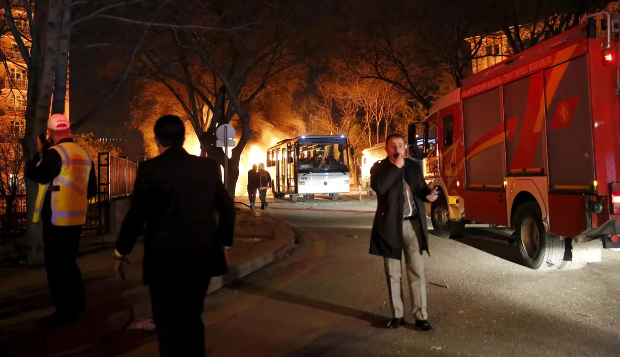 Kendaraan pemadam terlihat di lokasi ledakan bom mobil di Ankara, Turki, Rabu (17/2). Bom mobil yang meledak ketika iring-iringan bus militer tengah lewat tersebut menewaskan sedikitnya 28 orang.  (REUTERS/Mustafa Kirazli/Cihan News Agency TURKEY OUT)