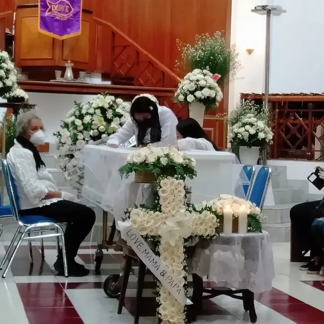 6 Potret Ketegaran Mutia Ayu Saat Melepas Kepergiaan Jenazah Glenn Fredly
