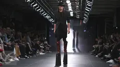 Model membawakan busana ISIS di Mens Fashion Week 2015 di Plaza Indonesia, Jakarta, Kamis (17/9/2015). Isis dengan koleksi  terbarunya Ulterior, Ermenegildo Zegna dengan koleksi Sombre warna-warna gelap. (Liputan6.com/Angga Yuniar)
