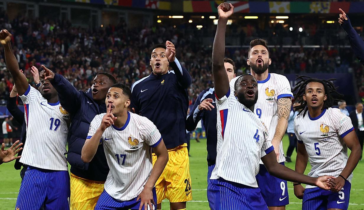 Pemain timnas Prancis melakukan selebrasi usai memenangi laga perempat final Euro 2024 melawan Portugal di Volksparkstadion, Hamburg, Jumat 5 Juli 2024 atau Sabtu 6 Juli 2024 dini hari WIB. (FRANCK FIFE/AFP)