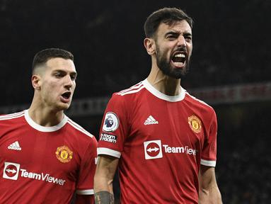 Meski MU sedang tidak dalam performa terbaik mereka, Bruno Fernandes mampu keluar sebagai pemain tengah yang tampil konsisten di setiap laganya. Geladang asal Portugal tersebut tercatat telah berkontribusi atas 9 gol dan 14 assist dalam 35 penampilannya musim ini. (AFP/Oli Scarff)