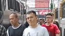 Delapan WN Taiwan terdakwa kasus penyelundupan sabu seberat satu ton saat tiba di PN Jakarta Selatan, Kamis (19/4). Sidang vonis ditunda karena hakim belum siap dengan putusannya. (Liputna6.com/Herman Zakharia)