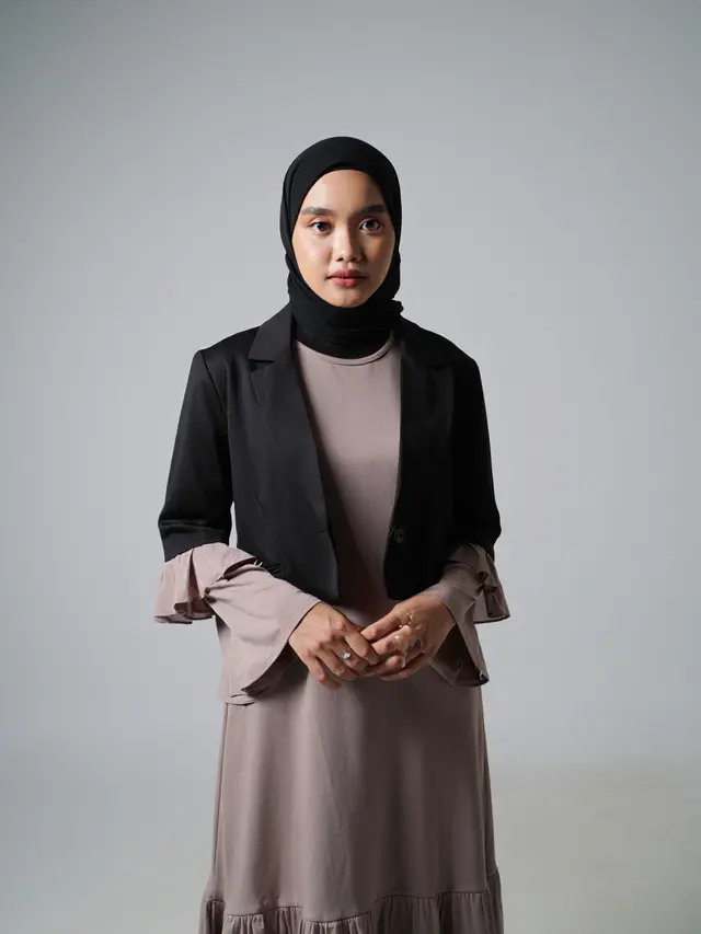 9 Model Gamis Jersey Sederhana dengan Outer Blazer, Inspirasi Gaya Modern