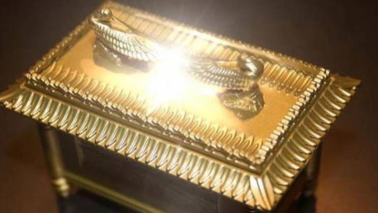 Dia membangun istana-istana megah dan benteng di Yerusalem, juga membuat bangunan khusus untuk menyimpan Tabut Perjanjian, kotak berlapis emas yang diyakini menyimpan Sepuluh Perintah asli yang diturunkan Tuhan kepada Nabi Musa.