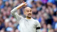 Pelatih Manchester City, Pep Guardiola, memberikan arahan kepada anak asuhnya saat melawan Brighton and Hove Albion pada laga Premier Leauge 2019 di Stadion Etihad, Sabtu (31/8). Manchester City menang 4 gol tanpa balas. (AP/Nick Potts)