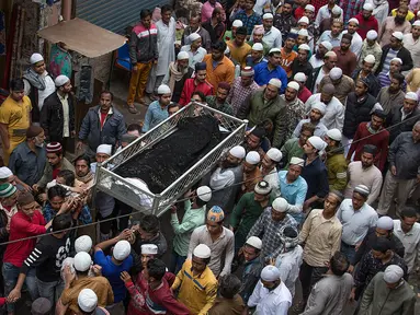 Sejumlah orang menggotong jenazah korban kerusuhan yang akan dimakamkan di New Delhi, India, Sabtu (29/2/2020). Jumlah korban tewas dalam aksi kekerasan komunal di New Delhi bertambah menjadi 42 orang. (Xinhua/Javed Dar)