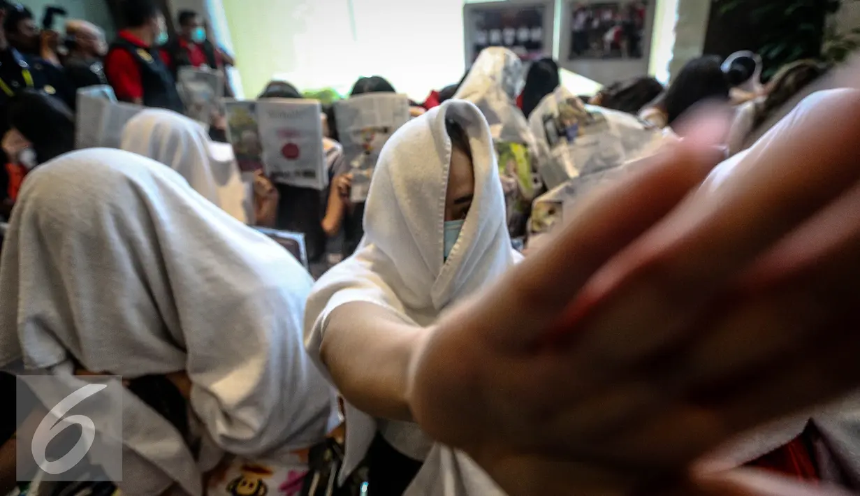 Sejumlah Warga Negara Asing (WNA) diamankan petugas saat gelar barang bukti penertiban dan pengamanan tahun baru 2017 di Direktorat Jenderal Imigrasi, Jakarta, Minggu (1/1). (Liputan6.com/Faizal Fanani)