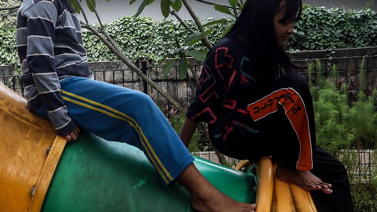 Meski pudar dan kotor, namun tidak menyurutkan niat anak-anak untuk tetap menggunakan RPTRA yang berada di Petukangan Utara tersebut menjadi tempat bermain.
