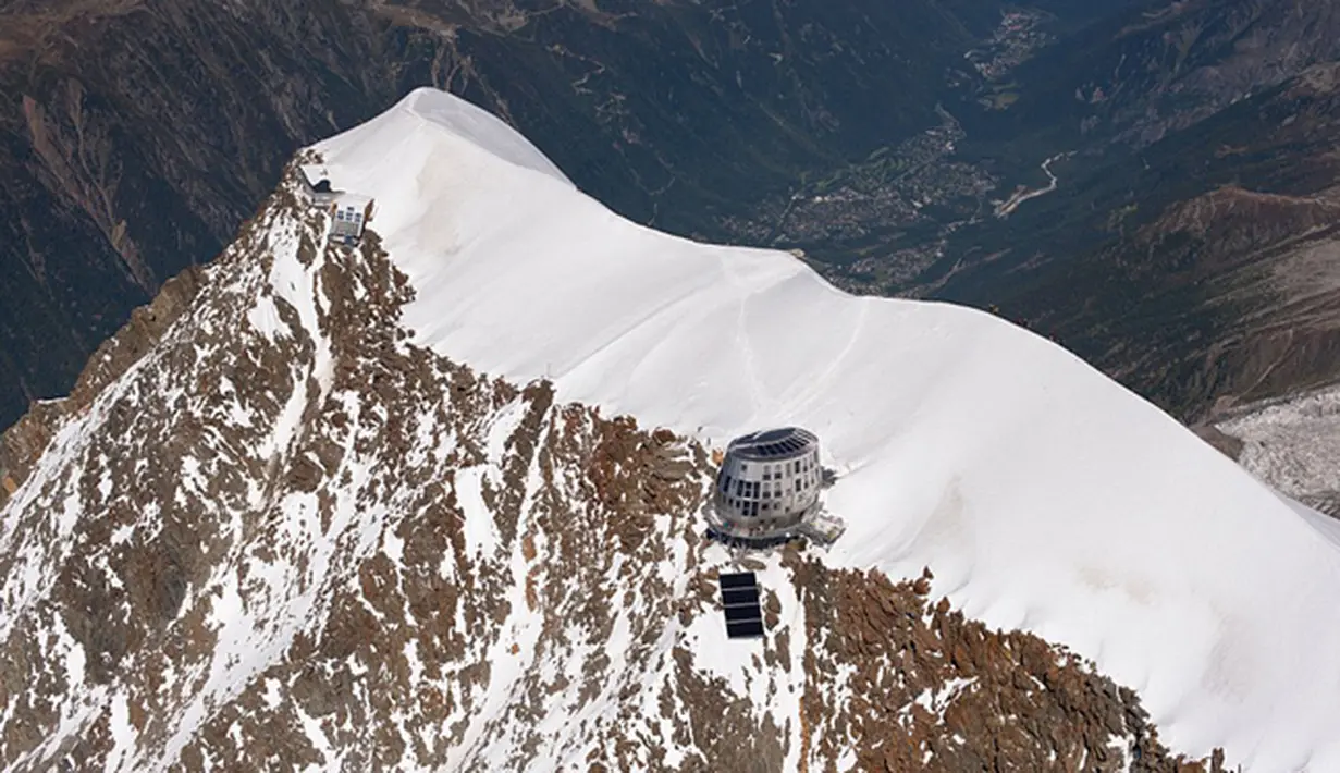 Refuge Du Gouter di Pegunungan Alpen adalah hotel yang luar biasa dengan eksterior logam dan lokasi yang tak terduga. Refuge Du Gouter terlihat seperti markas penjahat dimana hotel ini dapat menampung 120 tamu. (Dailymail)