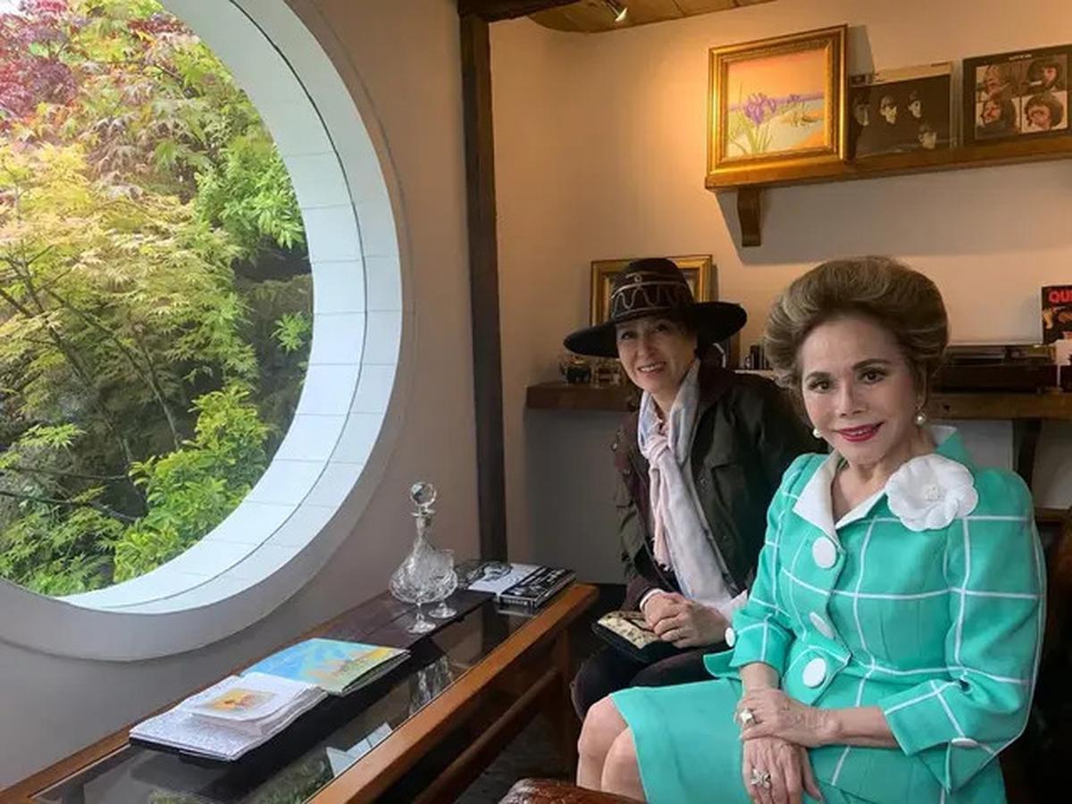 Menikah di Usia 22 Tahun, Ini 6 Potret Kebersamaan Dewi Soekarno dan Putrinya