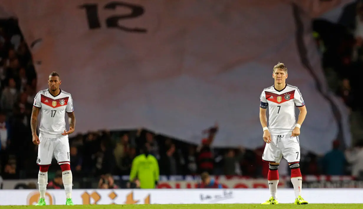 Kapten Jerman Bastian Schweinsteiger (kanan) dan bek Jerman Jerome Boateng  bersiap memulai babak kedua pertandingan melawan Timnas Skotlandia di Hampden Park , Glasgow , Skotlandia, Senin (7/9/2015). (Reuters/Russell Cheyne)