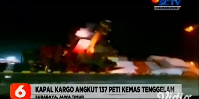 VIDEO: Polda Jatim Berpatroli Antisipasi Penjarahan Kontainer Terapung di Teluk Lamong