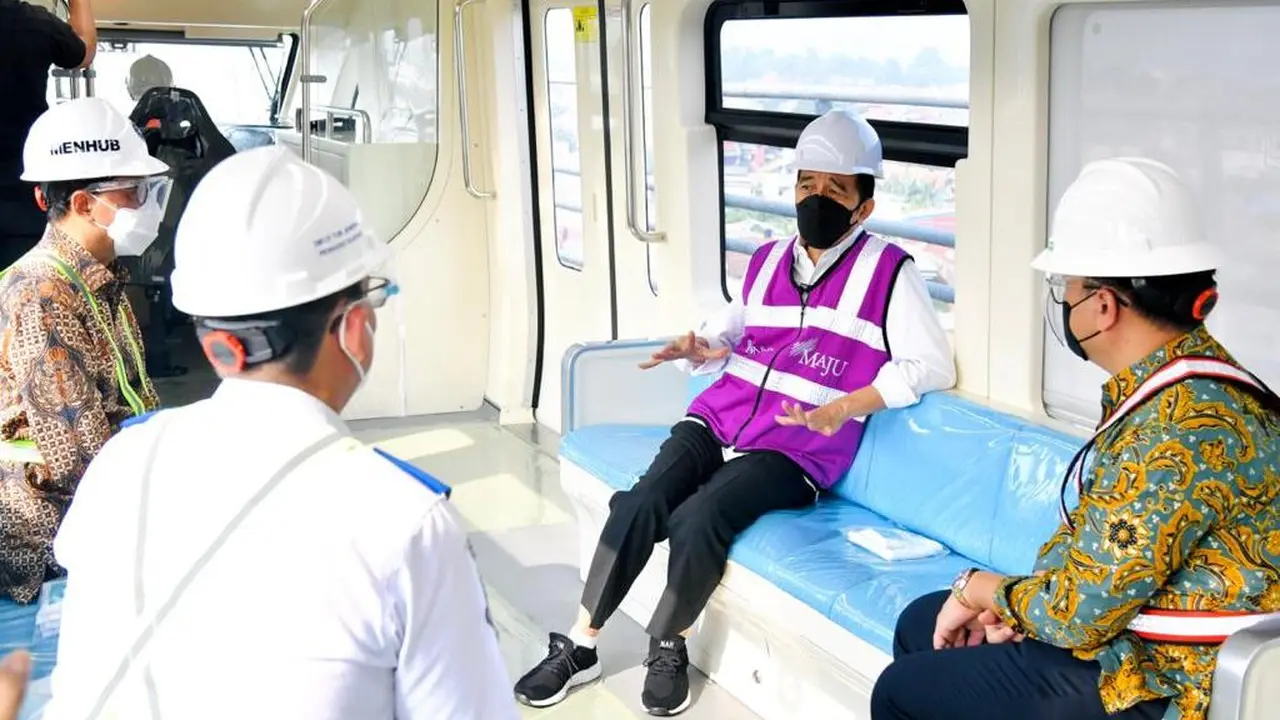 Presiden Joko Widodo (Jokowi) meninjau perkembangan proyek lintas rel terpadu (LRT) Jabodebek pada Rabu, 9 Juni 2021