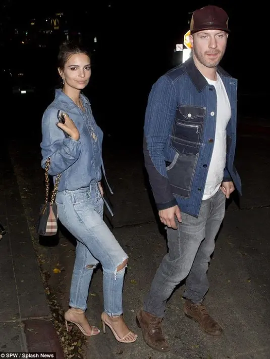 Hal tersebut dikarenakan Emily dan Jeff baru saja putus sebulan yang lalu. (SFW - Splash News)