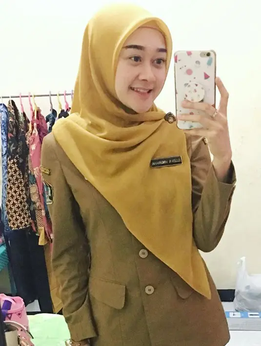 Ellen juga tampil cantik saat memakai seragam PNS. Setelah meninggalkan dunia hiburan, Ellen kini berprofesi sebagai PNS tepatnya menjadi seorang dosen di Politeknik Negeri Malang. (Liputan6.com/IG/@ellennitaa)