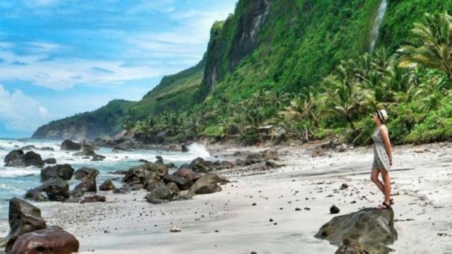 Terdapat puluhan objek wisata yang tersebar di sepanjang jalur Pantai Selatan Pulau Jawa.