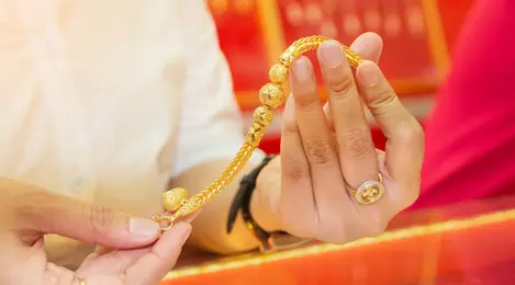 7 Cara Membersihkan Perhiasan Emas Dengan Bahan Rumahan Fashion Fimela Com