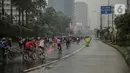 Suasana saat car free day (CFD) di kawasan Bundaran HI, Jakarta, Minggu (29/12/2019). Kendati tidak seramai saat cerah, warga yang berlari, jalan santai, atau swafoto masih menjadi pemandangan di area CFD usai hujan mengguyur Jakarta. (Liputan6.com/Faizal Fanani)