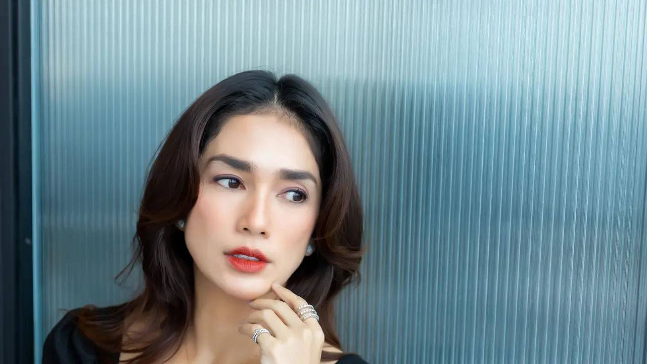 Perawatan wajah Ussy Sulistiawaty