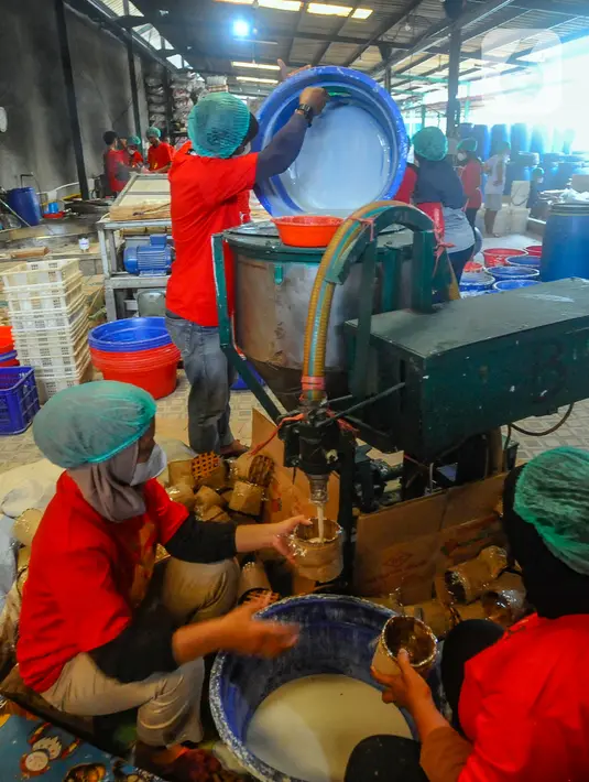 <p>Perayaan Imlek turut membawa keberkahan bagi warga sekitar yang dipekerjakan. (merdeka.com/Arie Basuki)</p>