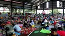Aktivitas korban banjir di lokasi pengungsian Gor Total Persada, Periuk, Tangerang, Banten, Kamis (6/2/2020). Pengungsi berharap banjir segera surut agar mereka bisa kembali ke rumah masing-masing. (merdeka.com/magang/Muhammad Fayyadh)