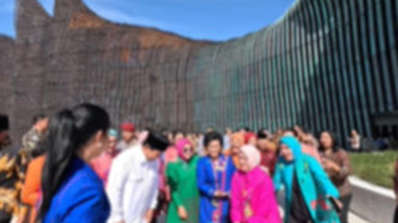 Prabowo Terkejut Ibu Iriana Nimbrung Foto Bareng, Spontan Keluar Kata-kata Ini