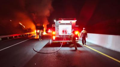 Detik-detik Bus Tingkat Gunung Harta Terbakar di Tol Madiun