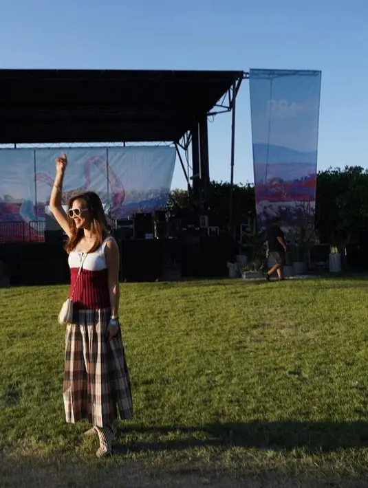 <p>Siapa sangkat tantop dan rok tartan sangat cocok menjadi outfit untuk menghadiri Coachella.&nbsp;(instagram/mariannerumantir)</p>