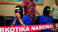 Penyidik BNN meringkus 2 wanita berinisial SA (45) dan AN (34) yang menjadi kurir sabu, di Kantor BNN, Jakarta, Selasa (19/5). Keduanya ditangkap aparat BNN dengan barang bukti 12,29 kilogram sabu. (Liputan6.com/Yoppy Renato)