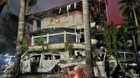 Kobaran api yang melahap kantor DPRD Kota Makassar pada Jumat (29/8/2025) akhirnya berhasil dipadamkan setelah tim pemadam kebakaran berjibaku selama beberapa jam. (Foto: Liputan6.com/Fauzan).