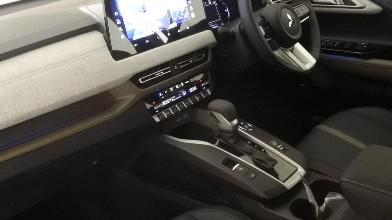Kabin New SUV Mitsubishi tampil sporty di varian tertinggi, Ultimate. 

Banyak aksen dan detail menarik di bagian dasbor sehingga tampil tidak gelap saja.