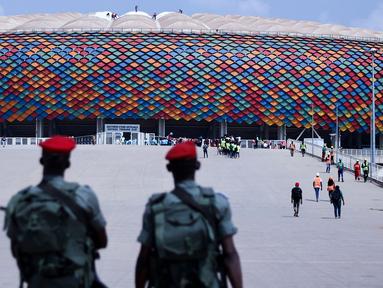 Tentara Kamerun berpatroli di pintu masuk Stadion Olembe yang terletak di Yaounde, pada 7 Januari 2022. Stadion yang berkapasitas 60.000 penonton tersebut rencananya akan digunakan untuk venue pembukaan Piala Africa 2021. (AFP/Kenzo Tribouillard).