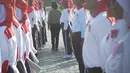 Seorang instruktur terlihat memeriksa kerapihan para Paskibraka ini dalam melaksanakan latihan yang diberikan, Jakarta, Kamis (7/8/2014) (Liputan6.com/Faizal Fanani)