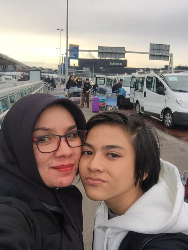 Rey Bong dan Ibunda (Sumber: Instagram/@esiharmen)