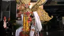 Puteri Indonesia Anindya Kusuma Putri mengenakan kostum karya Dynand Fariz dengan tema "Mythical Eyes on Barong", Jakarta, Kamis (26/11/2015). Kostum ini memiliki bobot 27 Kg dan akan dipakai di perhelatan Miss Universe 2015. (Liputan6.com/Gempur M Surya)