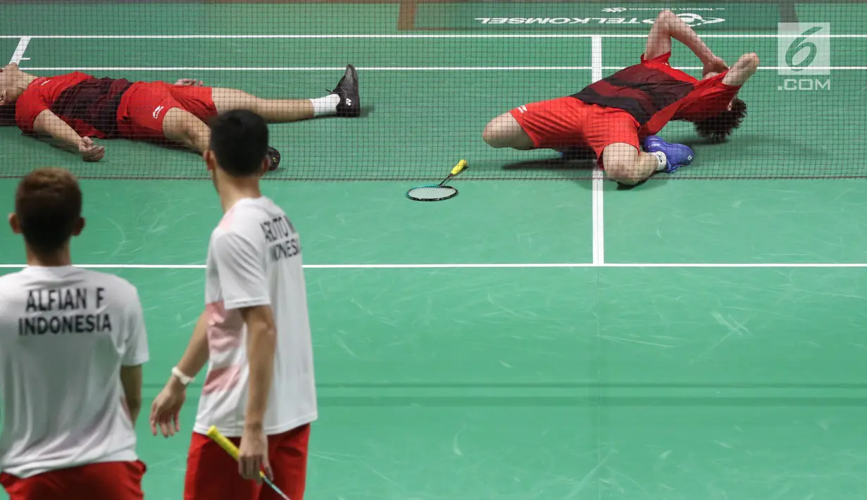 Ganda putra Indonesia, Kevin Sanjaya S/Marcus F Gideon merayakan kemenangan atas Fajar Alfian/M Rian Ardianto di Final Bulutangkis Asian Games 2018 di Istora GBK, Jakarta, Selasa (28/8). Kevin/Marcus unggul 2-1. (Liputan6.com/Helmi Fithriansyah)