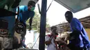Seorang tersangka saat akan memasukan narkoba ke dalam mesin penghancur pada pemusnahan barang bukti tersebut di BNN, Jakarta, Rabu (17/6/2015). Sebanyak 18 kg sabu dan 622 butir ekstasi hasil pengungkapan BNN itu dimusnahkan. (Liputan6.com/Johan Tallo)